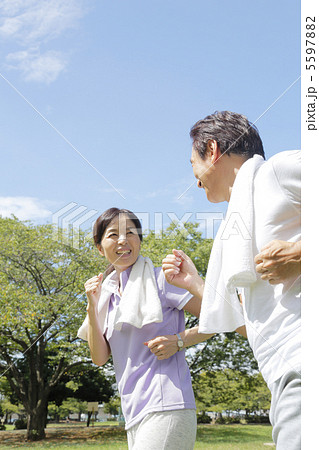 運動する夫婦 5597882