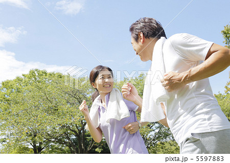 運動する夫婦 運動する夫婦 5597883