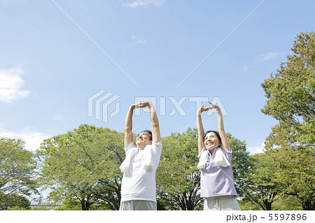 運動する夫婦 5597896