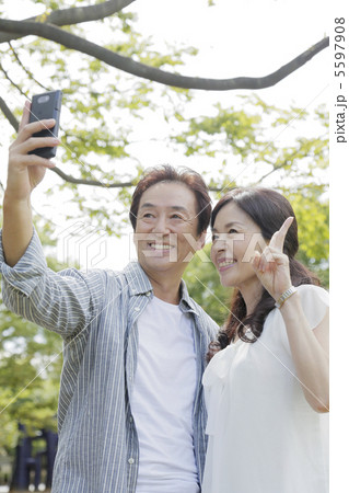 旅行に来た夫婦 旅行に来た夫婦 5597908