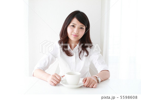 休憩タイムの美人社員 5598608