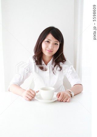 休憩タイムの美人社員 5598609