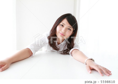 休憩タイムの美人社員 5598610