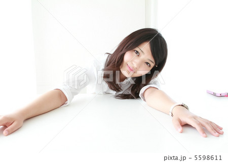 休憩タイムの美人社員 5598611