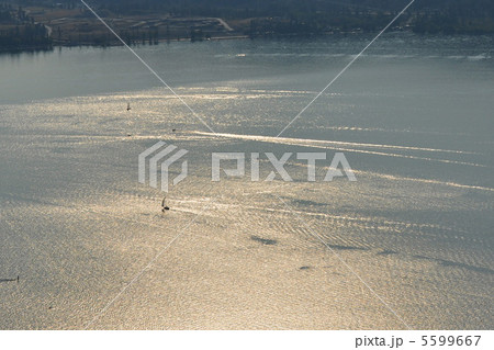 夕日に照らされた湖 5599667