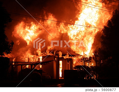 住宅街での火事（夜） 5600877