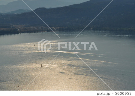 夕日に照らされた湖 5600955