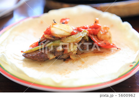 肉と野菜をトルティーヤに挟んで 5600962