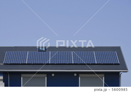住宅とソーラーパネル 屋根の上のソーラーパネル 一軒家とソーラーパネル 住宅とソーラーパネル 屋根の上のソーラーパネル 一軒家とソーラーパネル 5600985