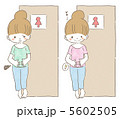トイレに行く女性 5602505