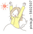 目覚める女性 5602507