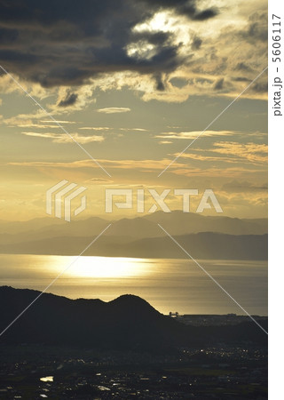 黄金の海原と山並み 5606117