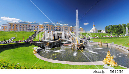 Grand cascade in Pertergof, Saint-Petersburg, Russia. Grand cascade in Pertergof, Saint-Petersburg, Russia. 5612564