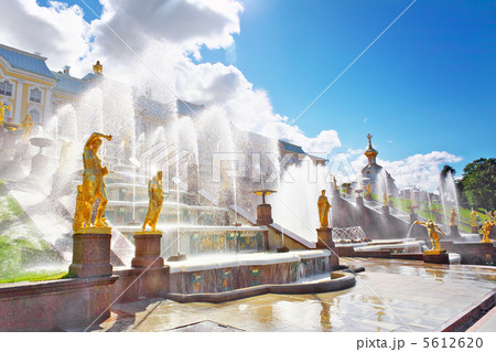 Grand cascade in Pertergof, Saint-Petersburg, Russia. 5612620
