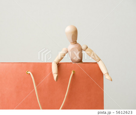 紙ぶくろとデッサン人形 5612623