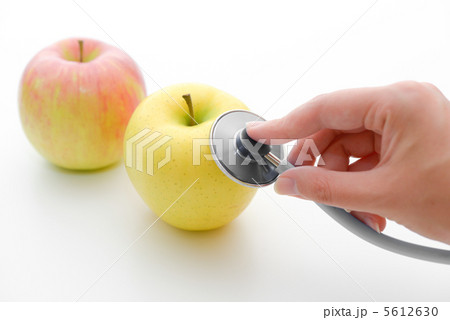 聴診器とリンゴ(医療コンセプト) 聴診器とリンゴ(医療コンセプト) 5612630
