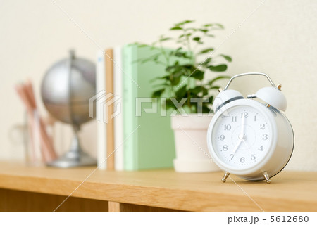 棚上の目覚まし時計 5612680
