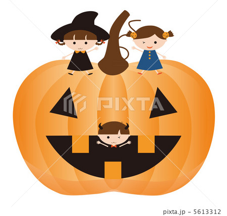 ハロウィン カボチャに座る子供 ハロウィン カボチャに座る子供 5613312