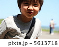 笑顔の少年 5613718