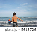 海と子供（夏の終わり） 5613726