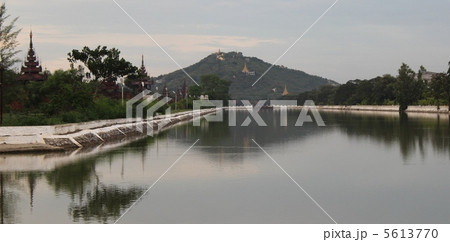 マンダレーヒルとマンダレー王宮跡 5613770