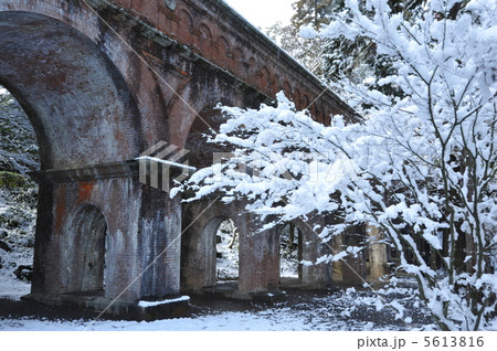 京都　水路閣の雪景色 5613816