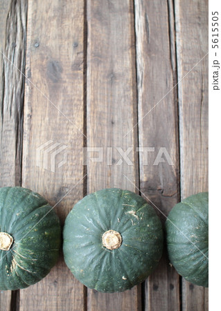 一列に並べた手のひらサイズの北海道産の坊ちゃんカボチャ 5615505