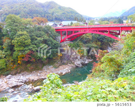 飛騨を流れる川と赤い橋 5615653