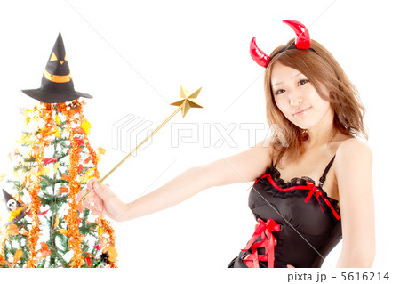 ハロウィンツリーの前でセクシーポーズを取る可愛い女悪魔 ハロウィンツリーの前でセクシーポーズを取る可愛い女悪魔 5616214