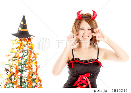 ハロウィンの小悪魔が爪を立てて睨む可愛い女の子 5616215