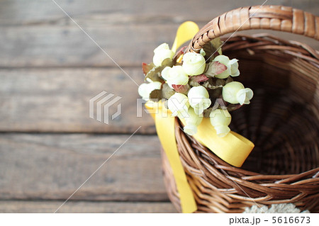 花かご 白い花の造花がついたカゴ 花かご 白い花の造花がついたカゴ 5616673