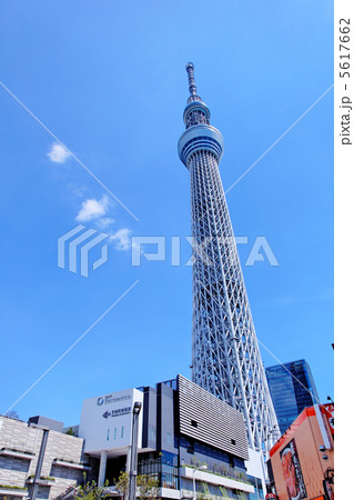 東京スカイツリータウンと青空 5617662
