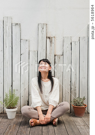 女性　１人　観葉植物　笑顔　座り 5618964