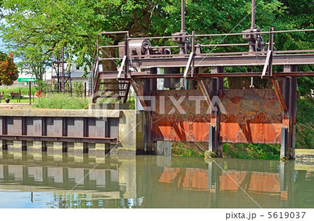 富山散歩・富岩運河　中島閘門放水路ゲート 5619037