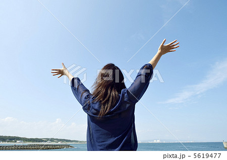 青空と両手を広げる女性 5619477