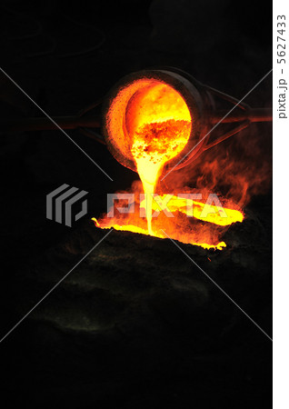 Foundry - molten metal poured from ladle into mould - emptying leftover 5627433