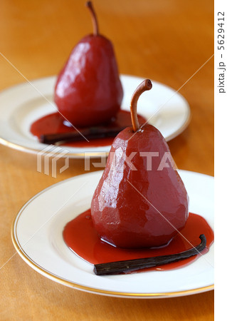 洋梨の赤ワイン煮の写真素材
