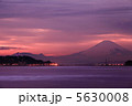 江の島と富士山の夕景 5630008