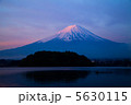 河口湖と富士山 5630115
