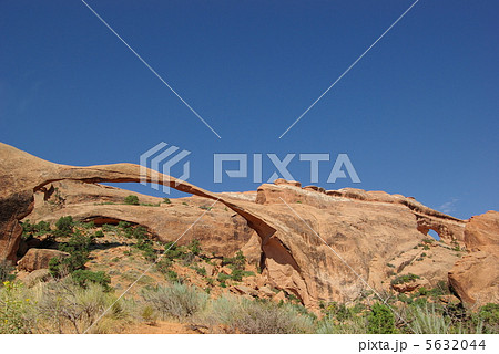 ランドスケープ・アーチとパーティション・アーチ　（アーチーズ国立公園） 5632044