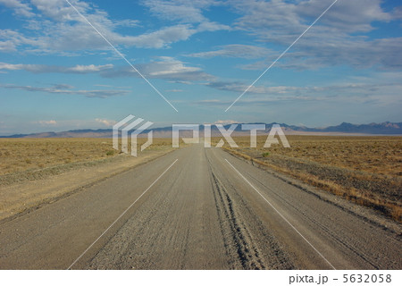 荒野の未舗装路 荒野の未舗装路 5632058