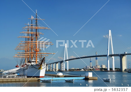 海王丸と新湊大橋 5632357