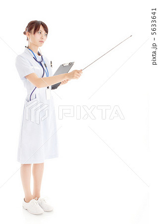 真剣な表情で指し棒を持つ看護婦 真剣な表情で指し棒を持つ看護婦 5633641