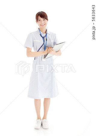 優しい笑顔で問診する若い看護婦 5633643