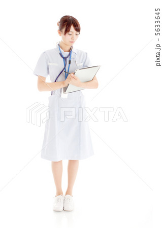 真剣に問診票を書く若いナース 真剣に問診票を書く若いナース 5633645