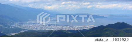 雲辺寺から見た四国中央市（右遠方は新居浜市） 5635929