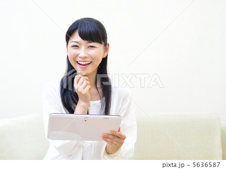 くつろぐ若い女性(タブレットPC) 5636587
