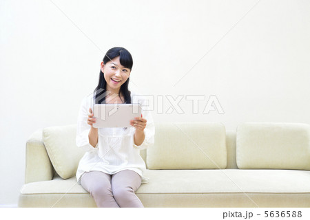 くつろぐ若い女性(タブレットPC) くつろぐ若い女性(タブレットPC) 5636588