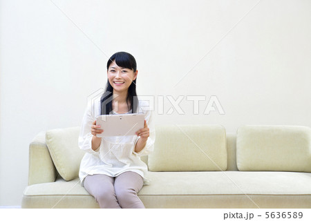 くつろぐ若い女性(タブレットPC) くつろぐ若い女性(タブレットPC) 5636589
