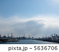 晴天の工場地帯 5636706